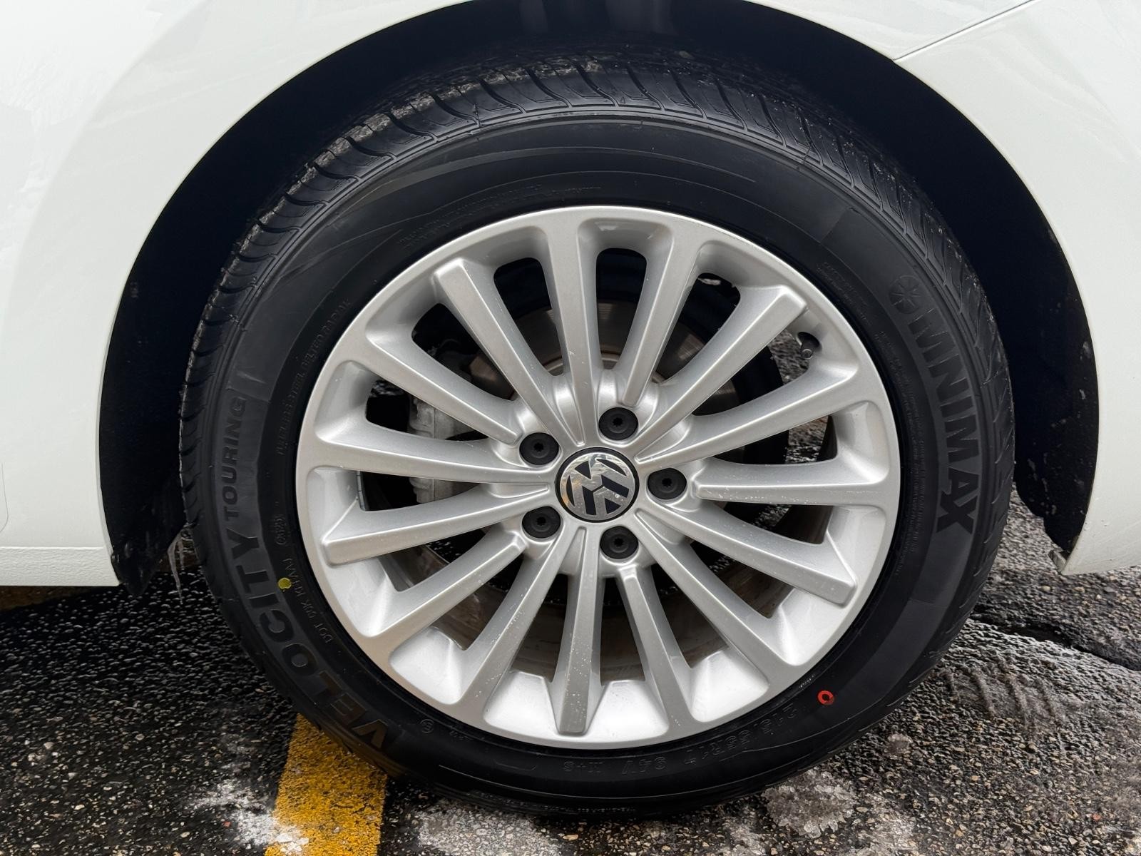 Volkswagen Beetle Convertible Vehicle Image 07