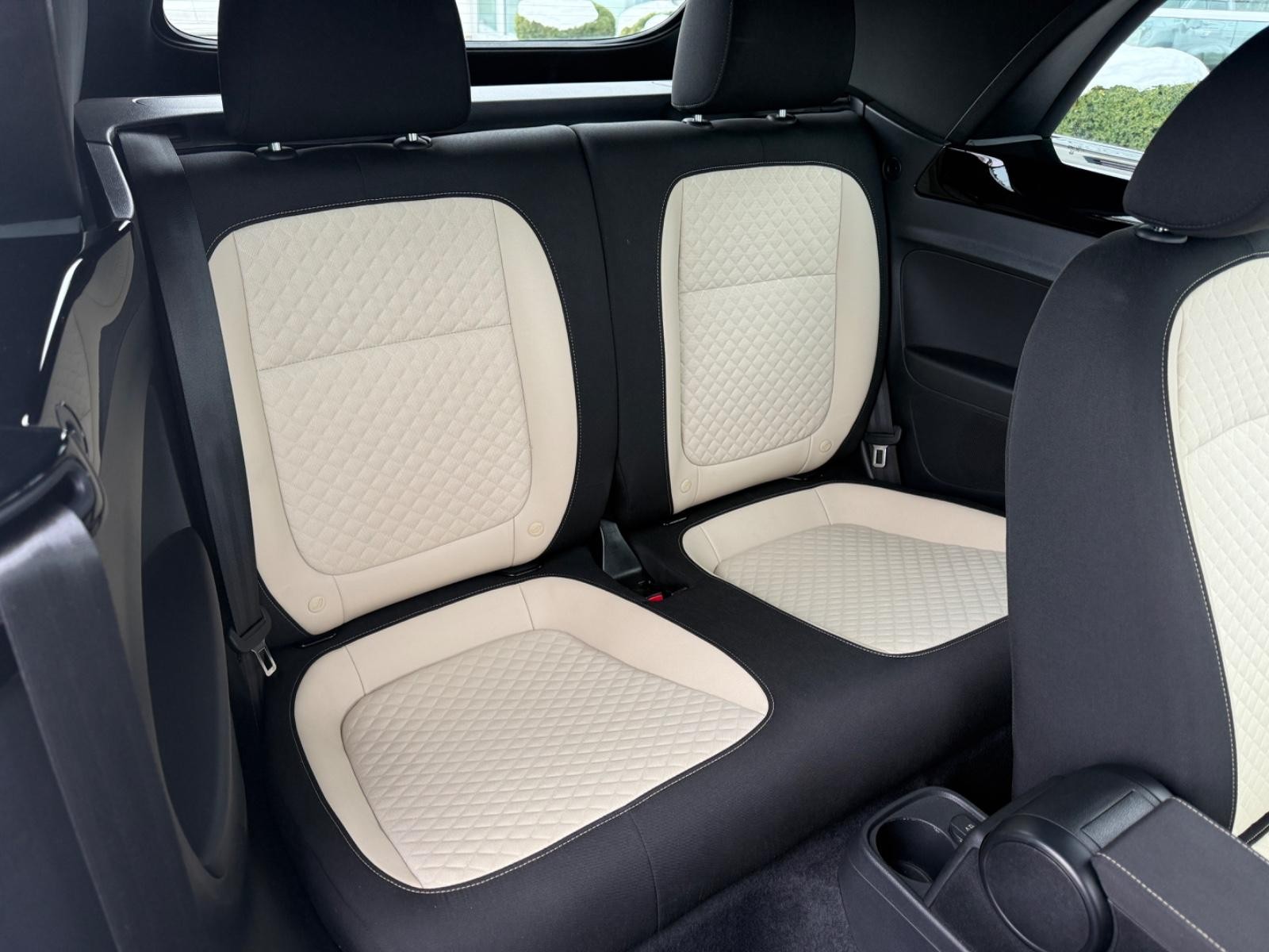 Volkswagen Beetle Convertible Vehicle Image 10