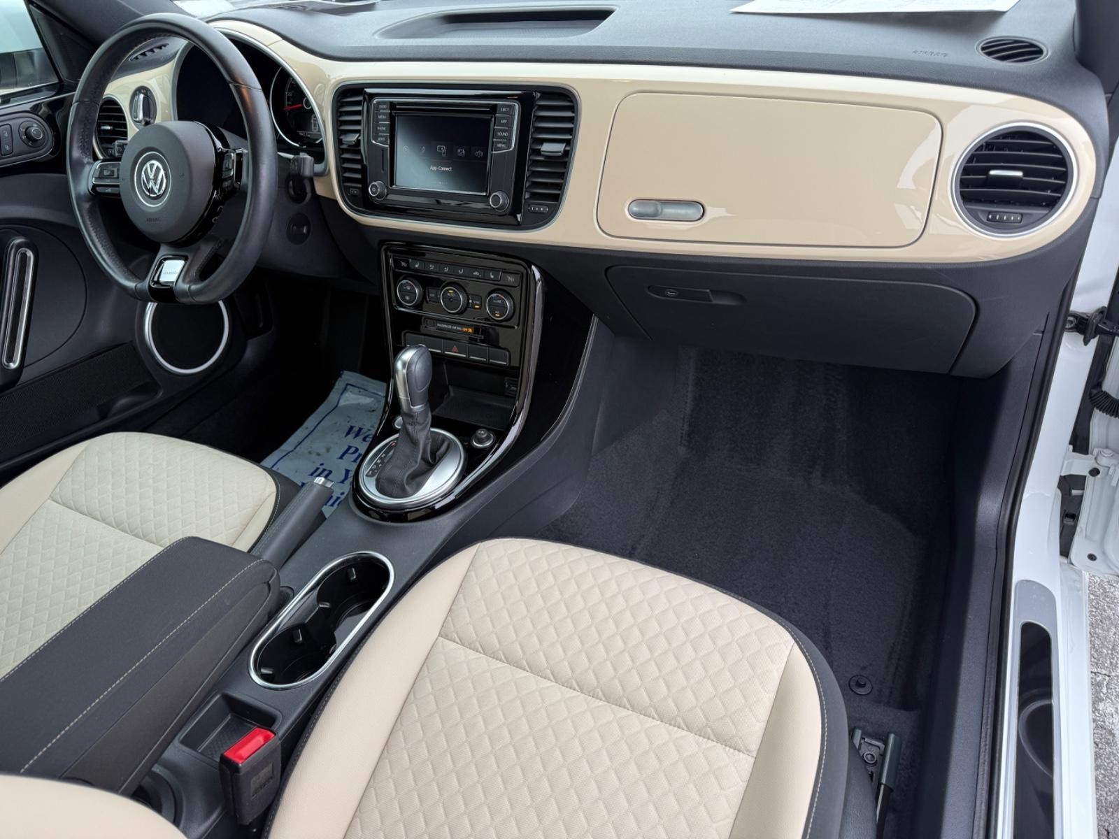 Volkswagen Beetle Convertible Vehicle Image 11