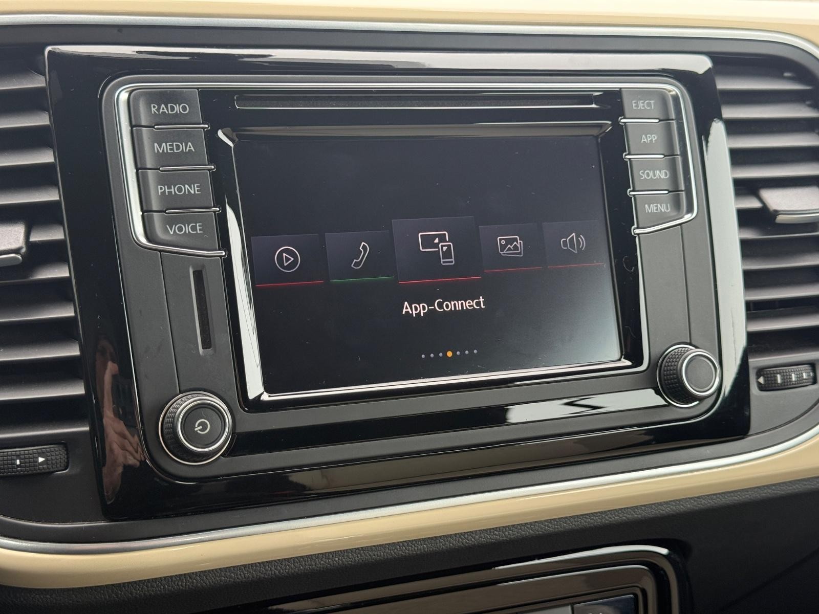 Volkswagen Beetle Convertible Vehicle Image 15