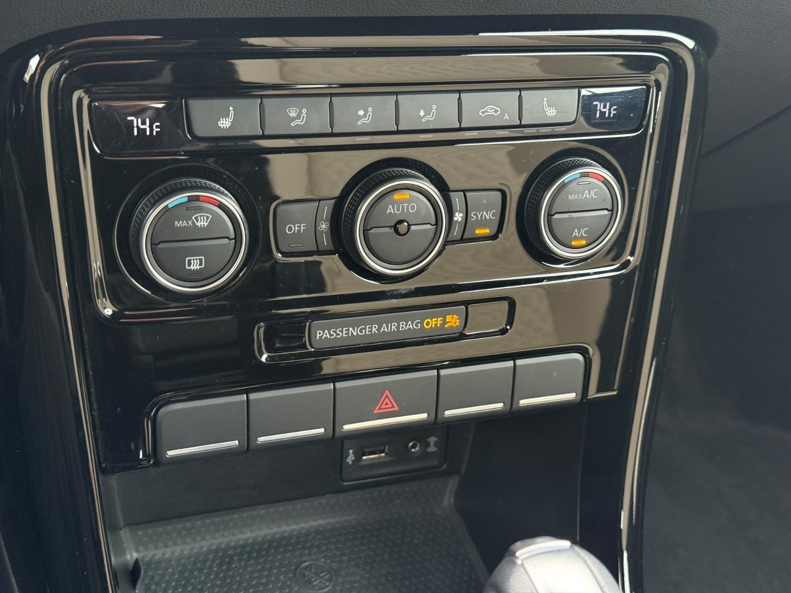 Volkswagen Beetle Convertible Vehicle Image 17