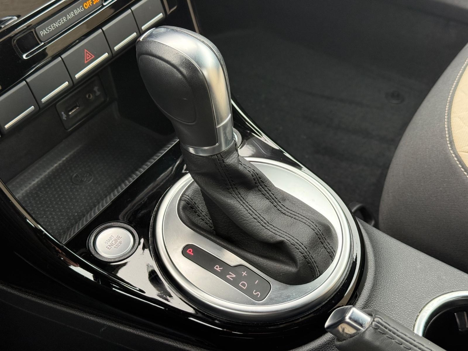 Volkswagen Beetle Convertible Vehicle Image 18