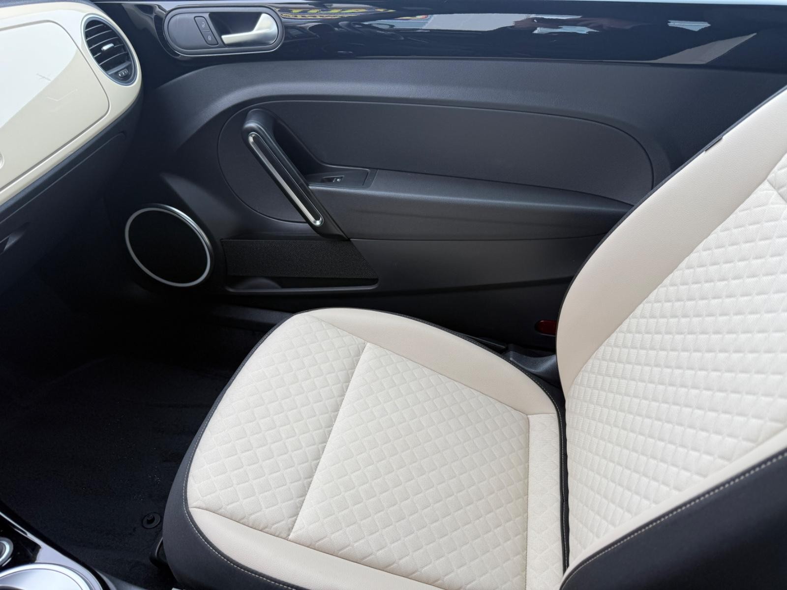 Volkswagen Beetle Convertible Vehicle Image 19