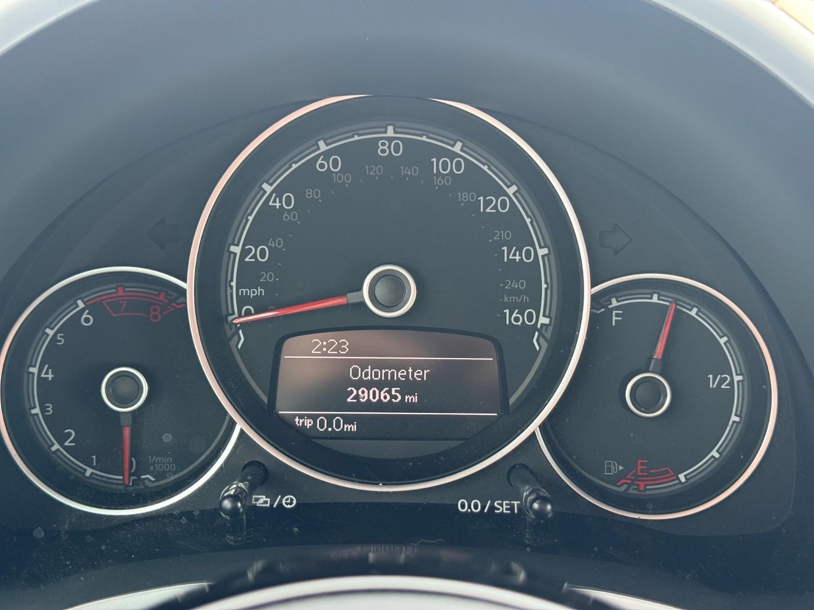 Volkswagen Beetle Convertible Vehicle Image 21