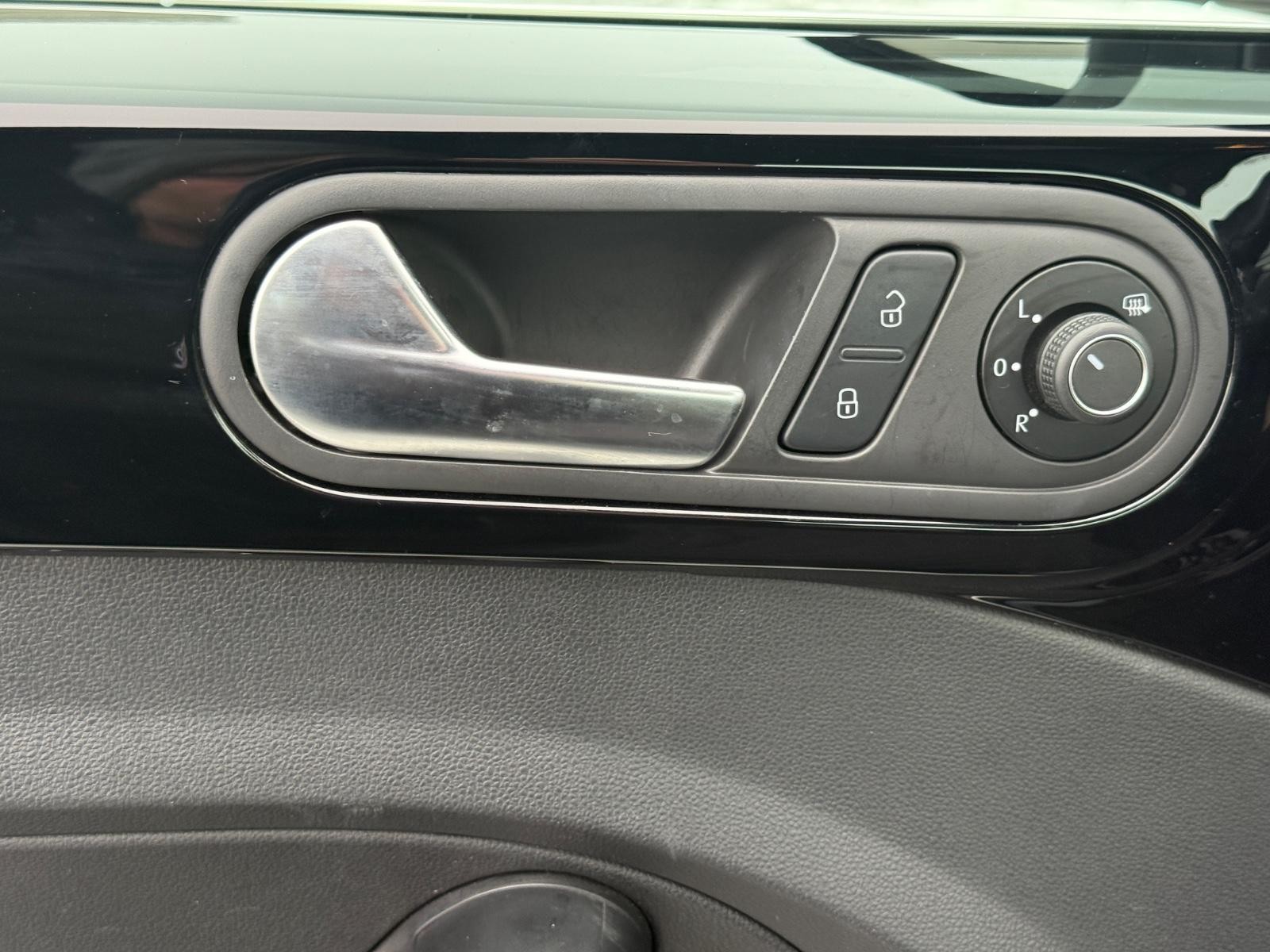 Volkswagen Beetle Convertible Vehicle Image 22