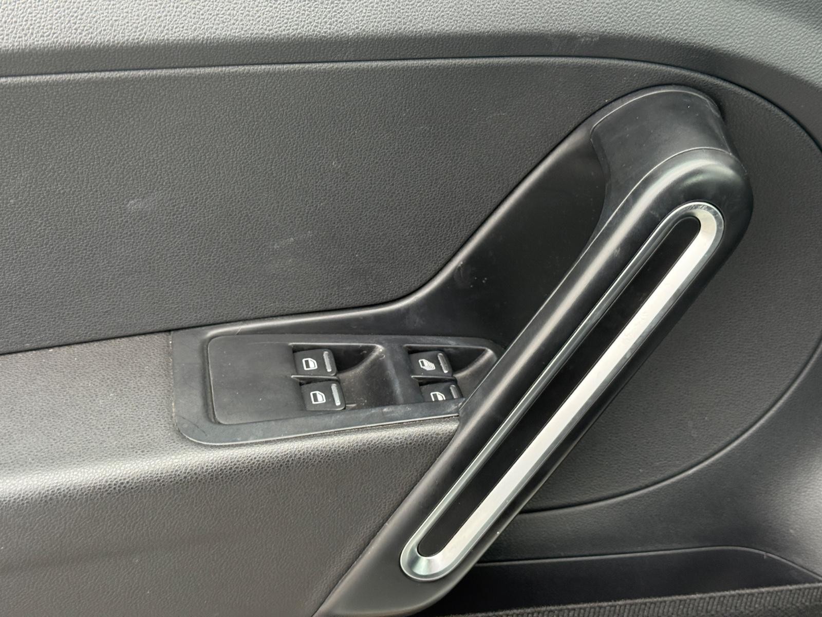 Volkswagen Beetle Convertible Vehicle Image 23