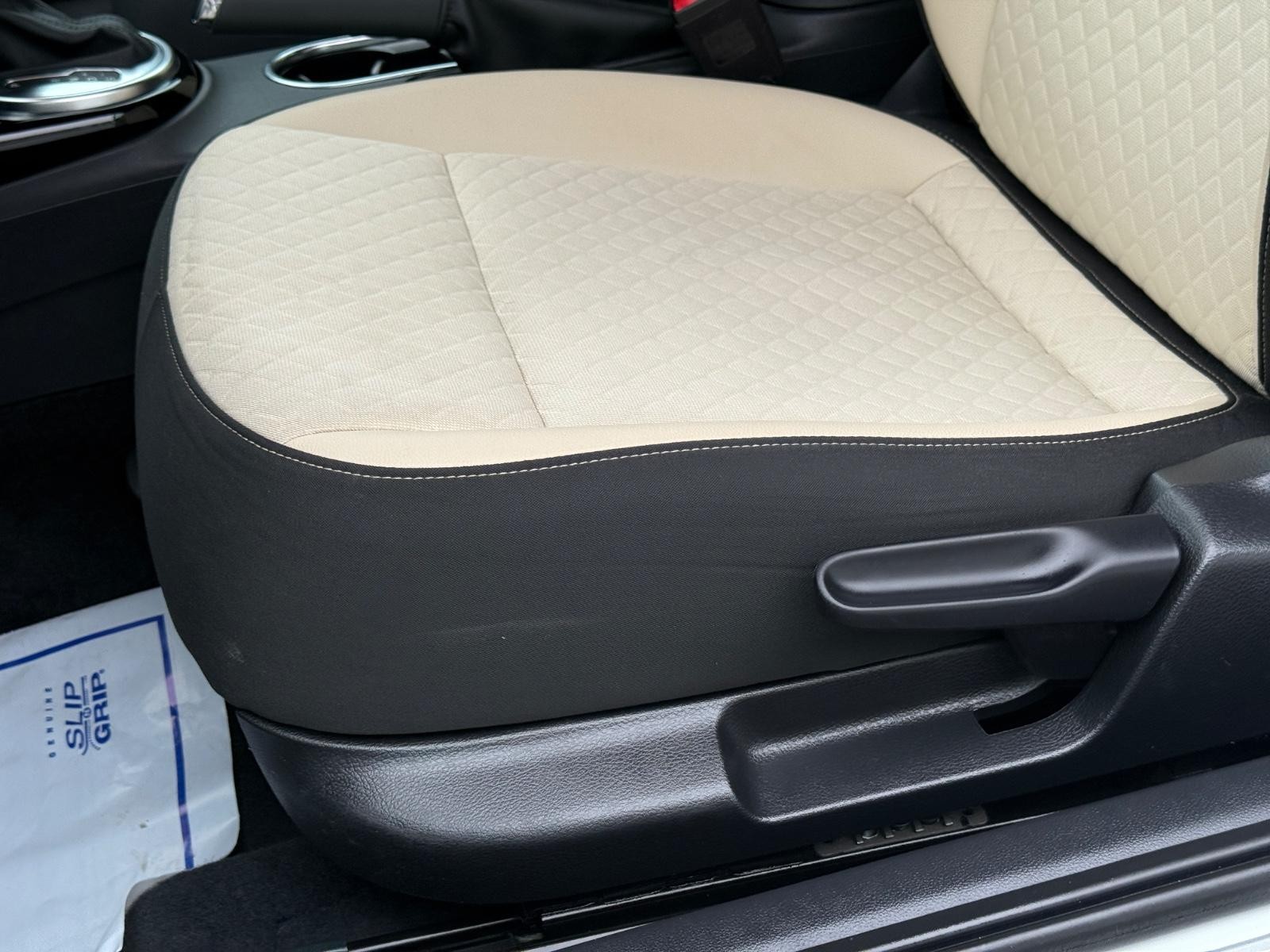 Volkswagen Beetle Convertible Vehicle Image 24