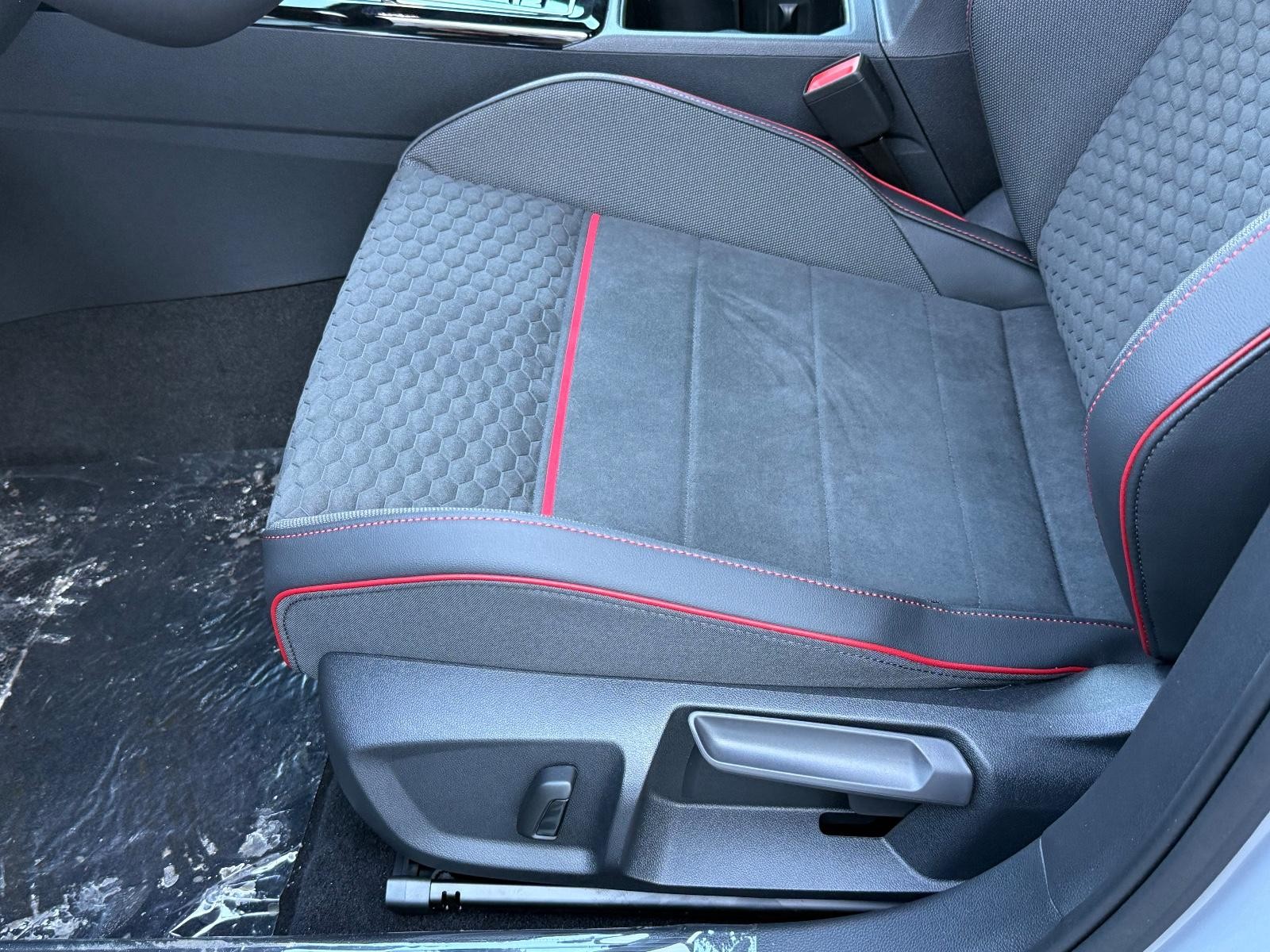 Volkswagen Golf GTI Vehicle Image 16