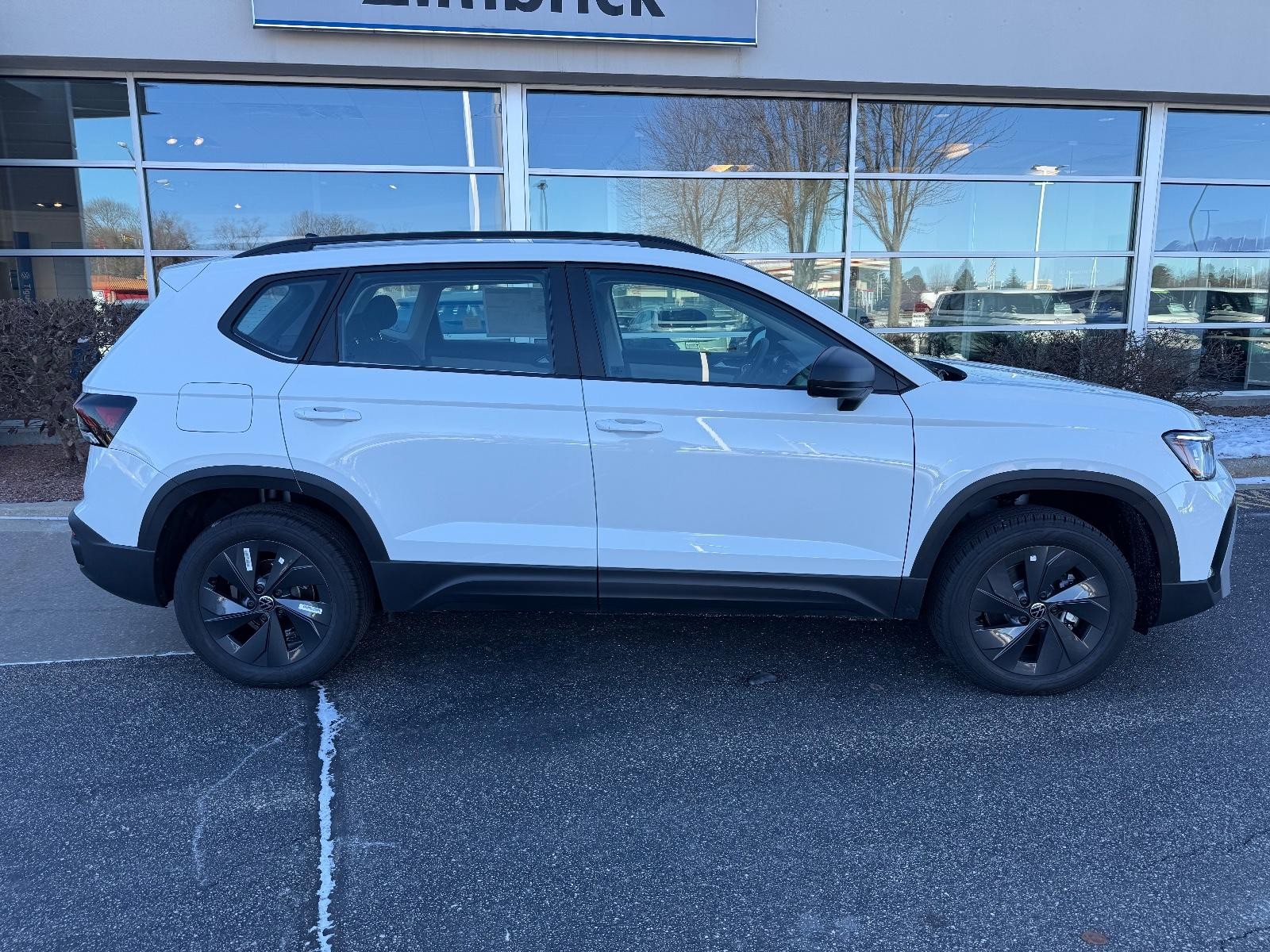 Volkswagen Taos Vehicle Image 02