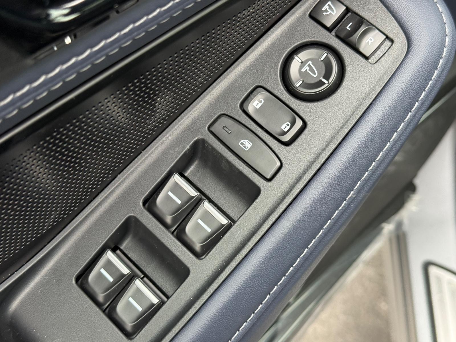 Acura MDX Vehicle Image 15