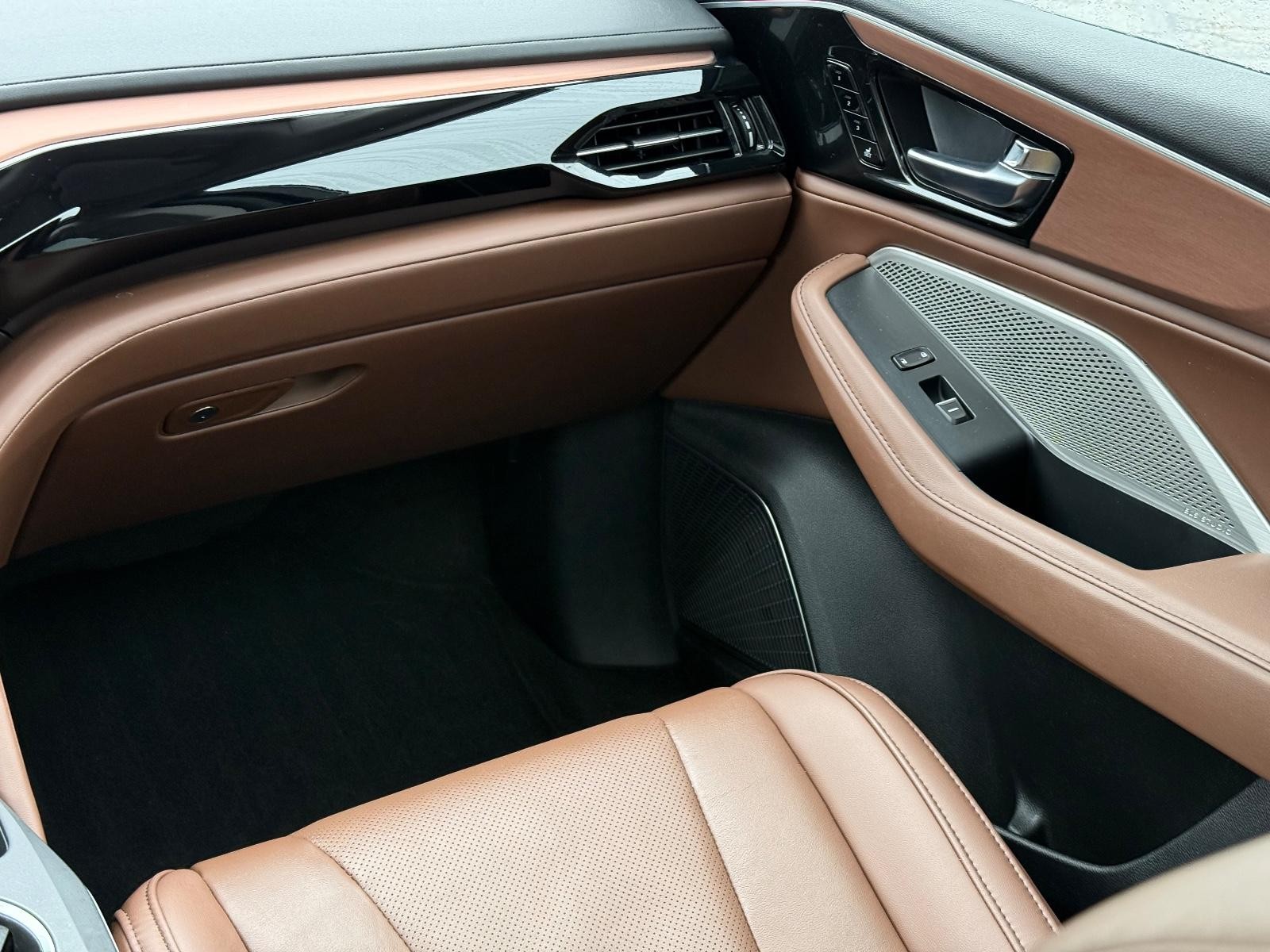 Acura MDX Vehicle Full-screen Gallery Image 10