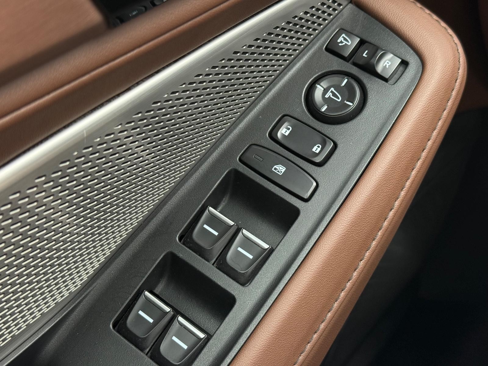 Acura MDX Vehicle Full-screen Gallery Image 19