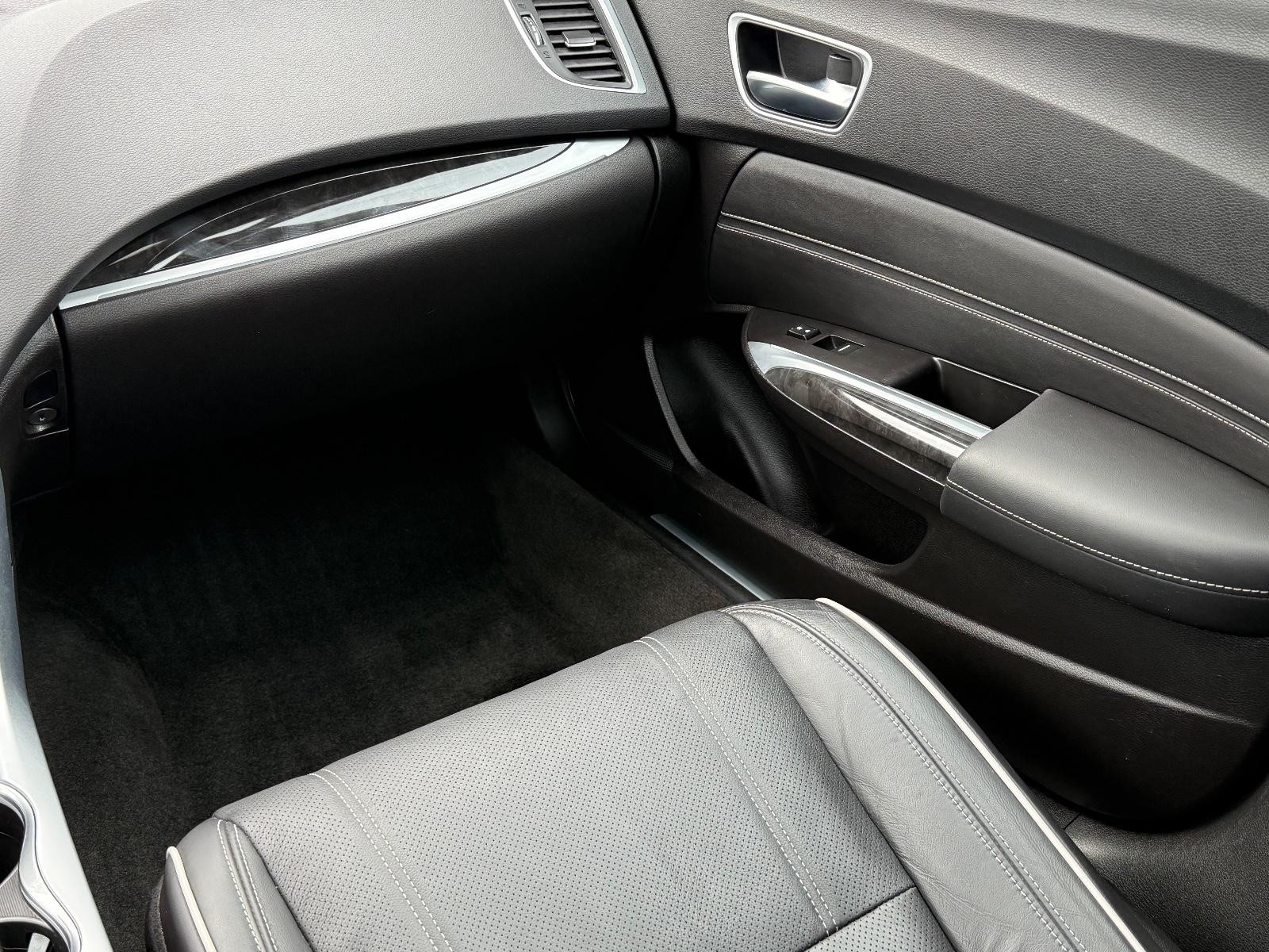 Acura TLX Vehicle Full-screen Gallery Image 15