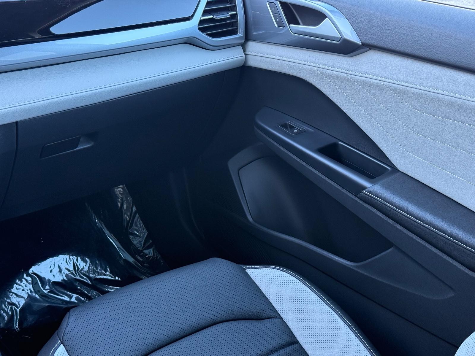 Volkswagen Taos Vehicle Image 10