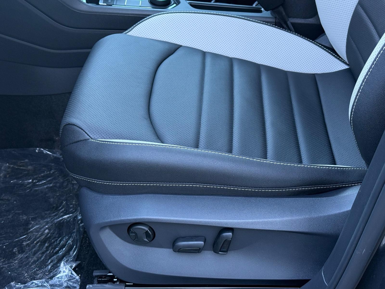 Volkswagen Taos Vehicle Image 16