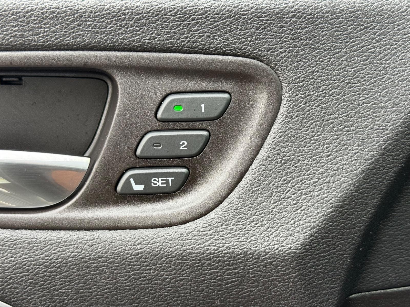 Acura MDX Vehicle Image 16