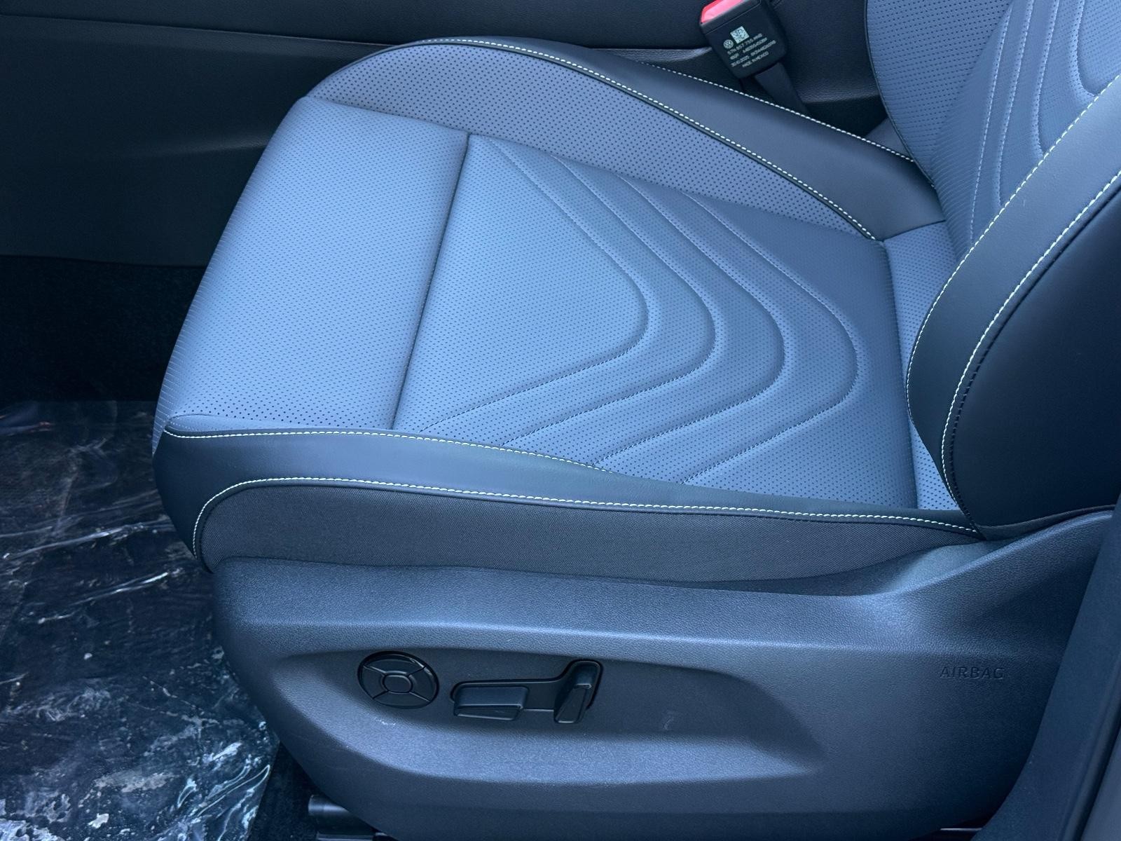 Volkswagen Tiguan Vehicle Image 16