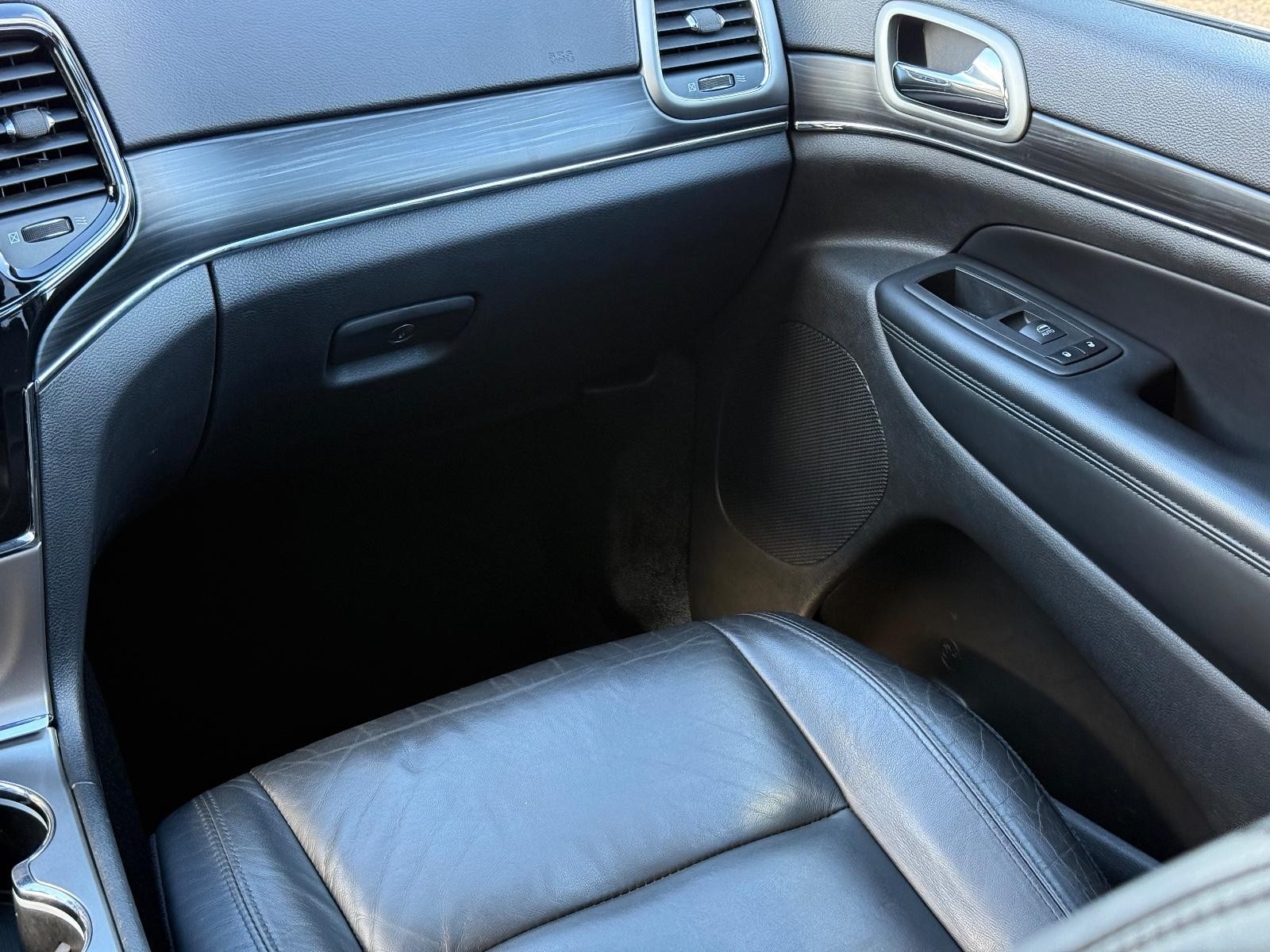 Jeep Grand Cherokee Vehicle Image 15