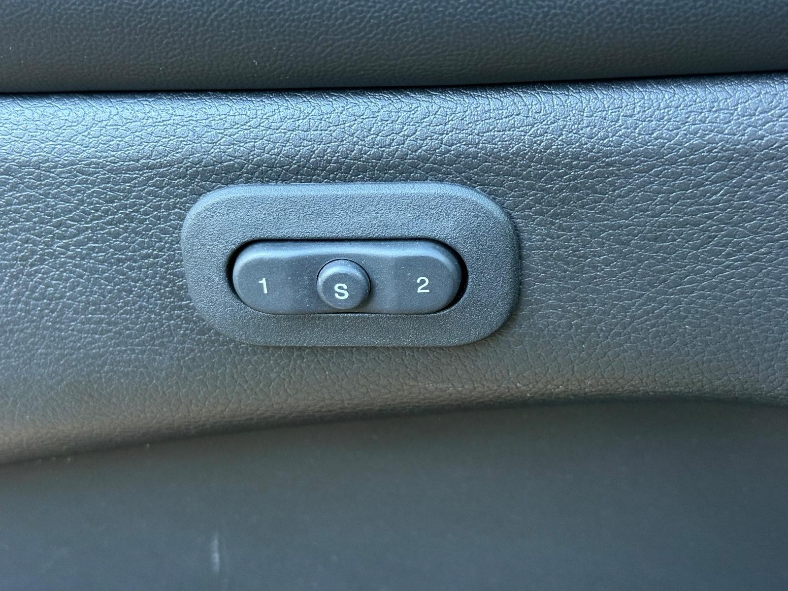 Jeep Grand Cherokee Vehicle Image 16