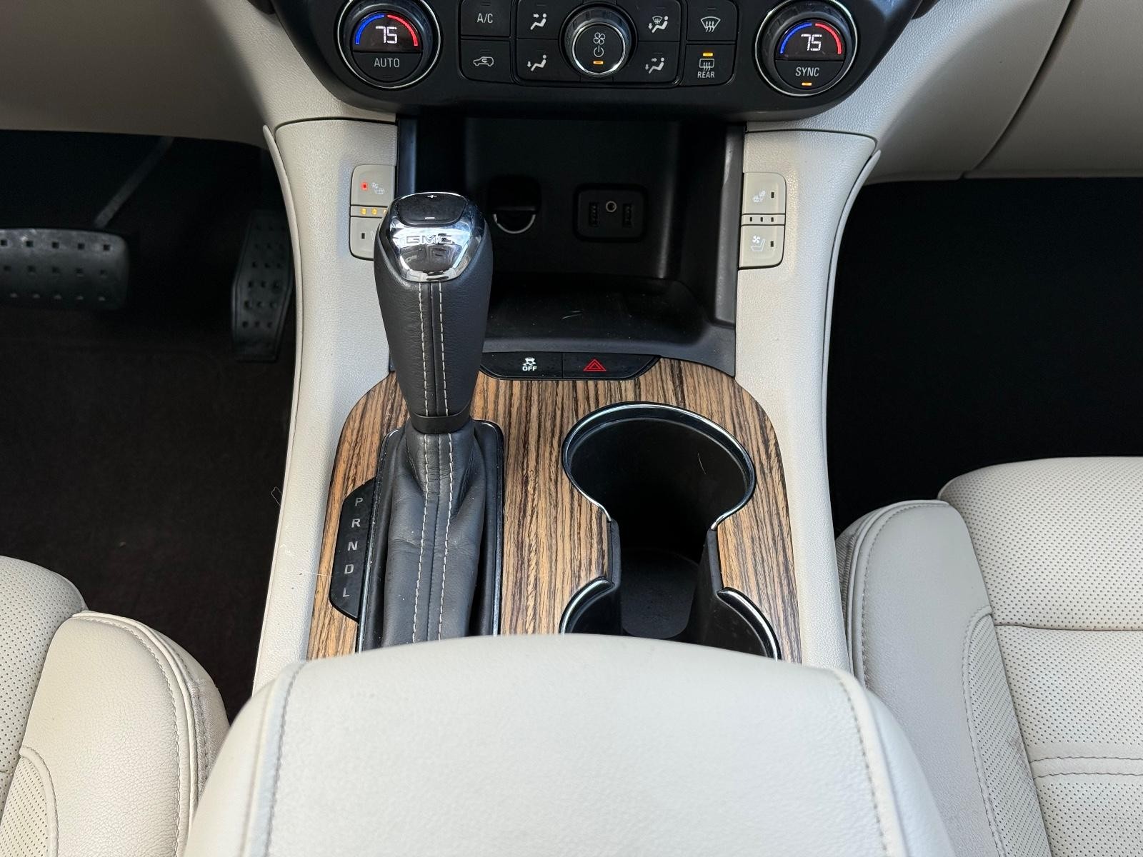 GMC Acadia Vehicle Image 13