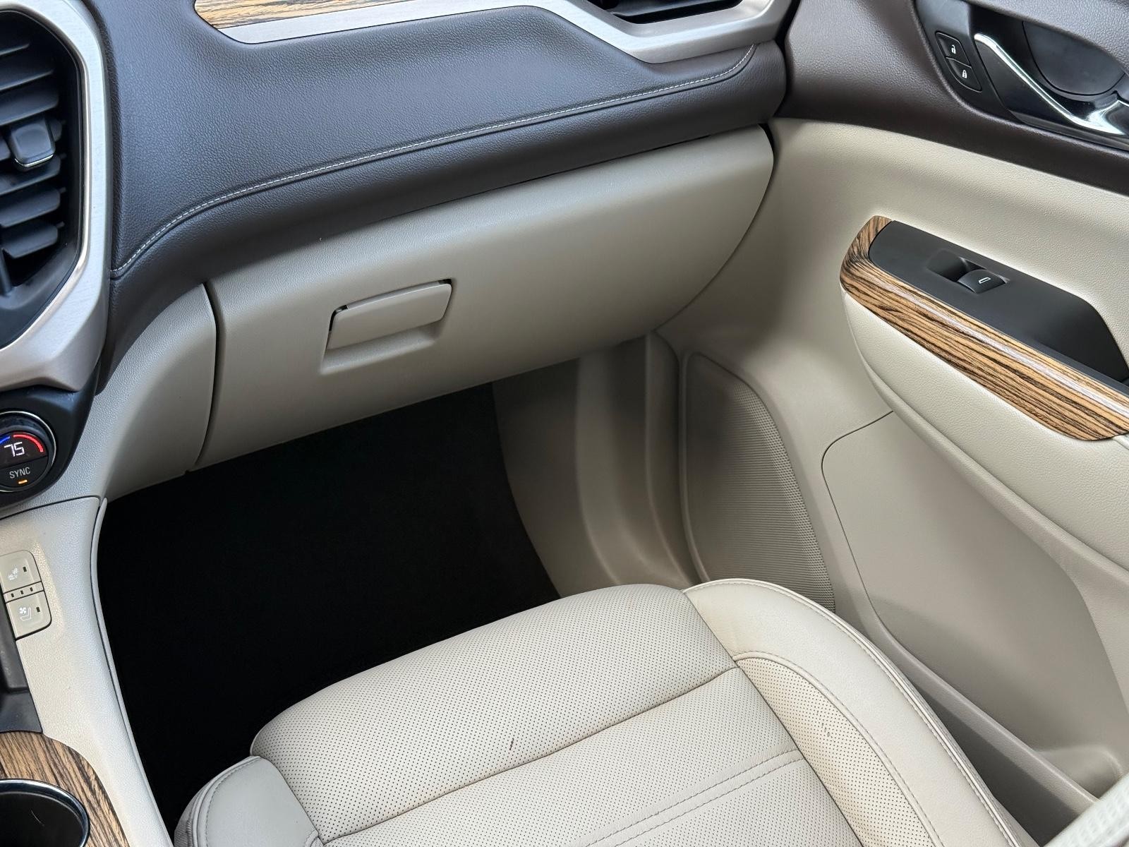 GMC Acadia Vehicle Image 15