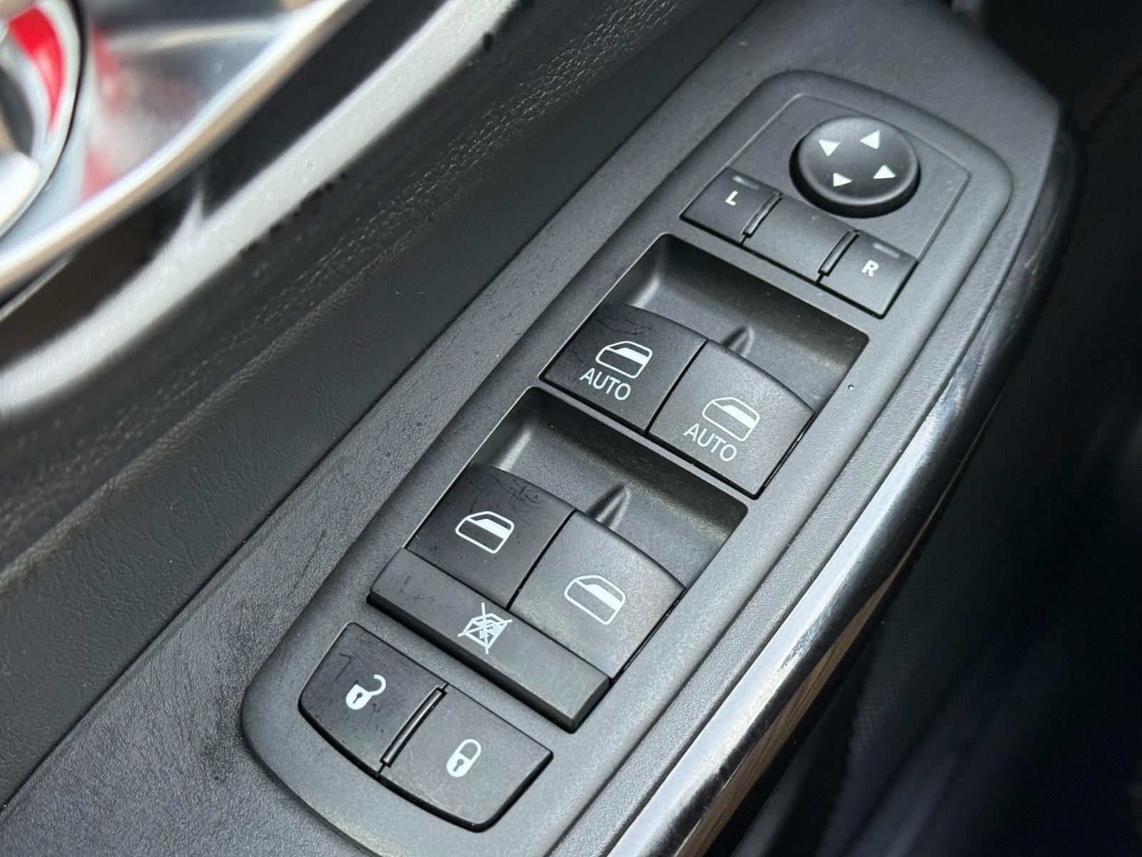 Jeep Cherokee Vehicle Image 21