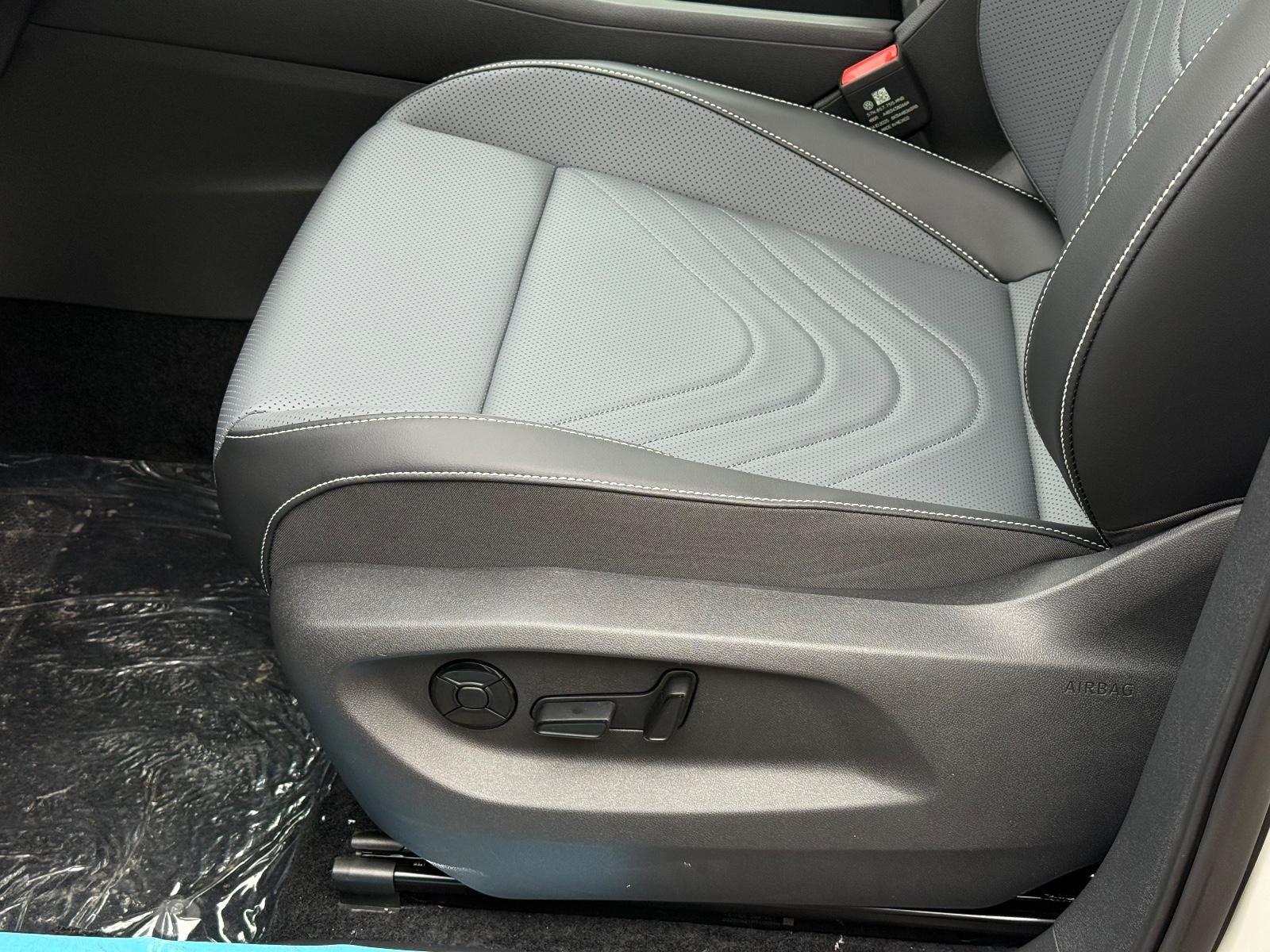 Volkswagen Tiguan Vehicle Image 16