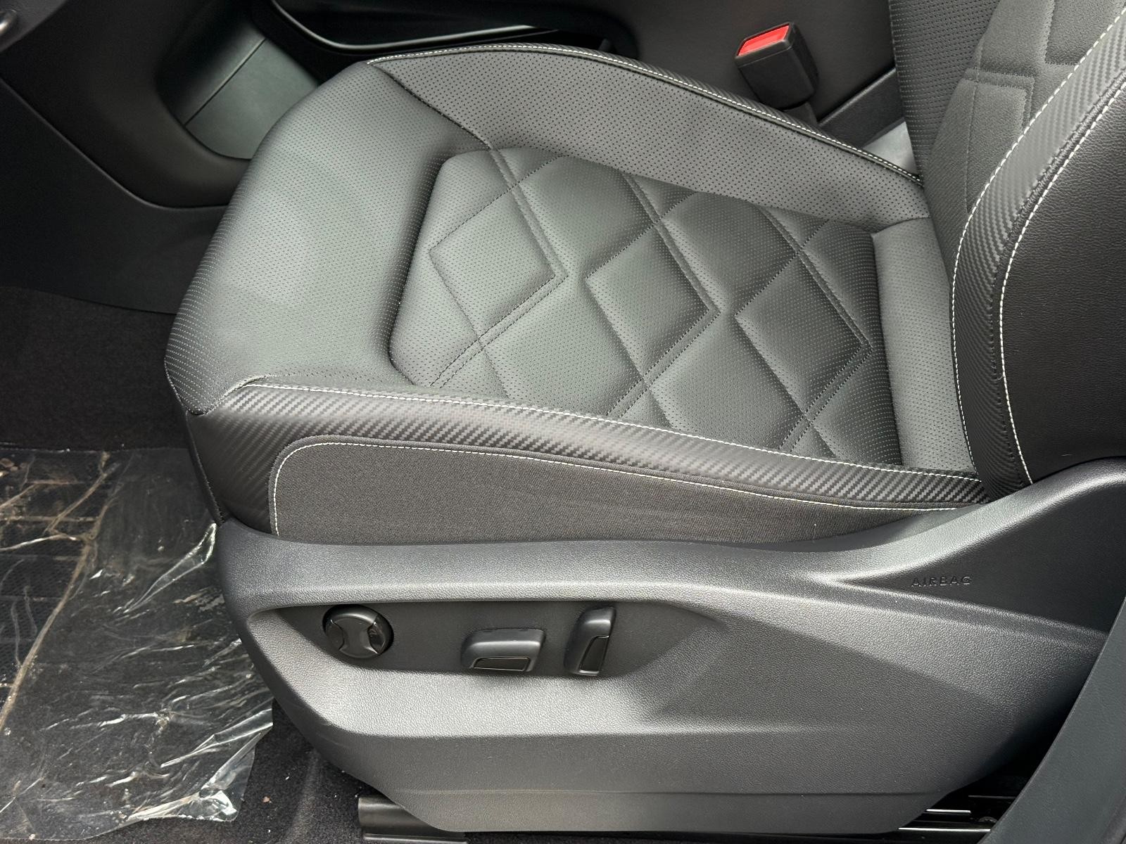 Volkswagen Atlas Cross Sport Vehicle Image 16