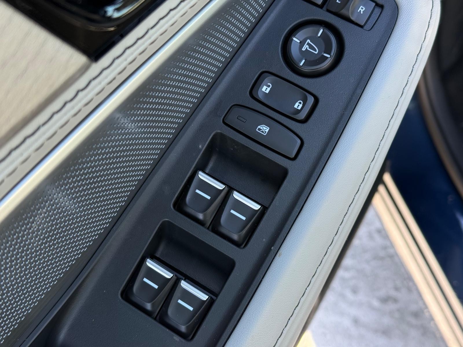 Acura MDX Vehicle Image 16