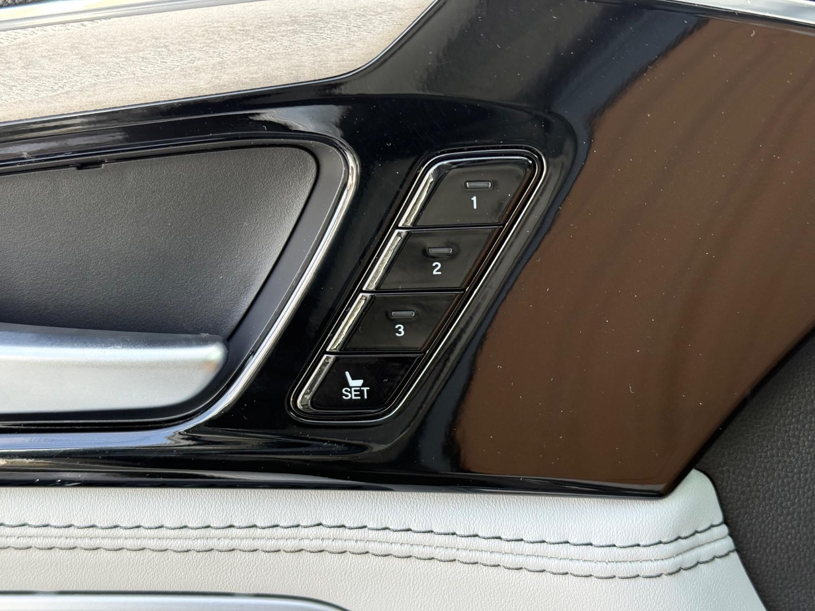 Acura MDX Vehicle Image 10