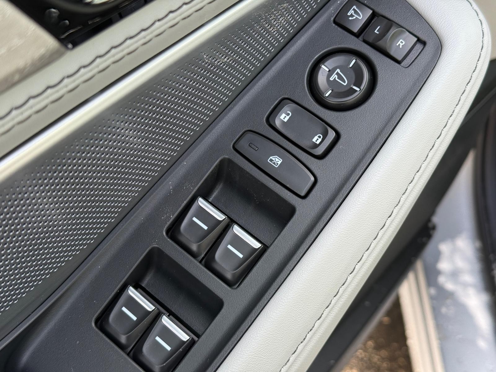 Acura MDX Vehicle Image 15