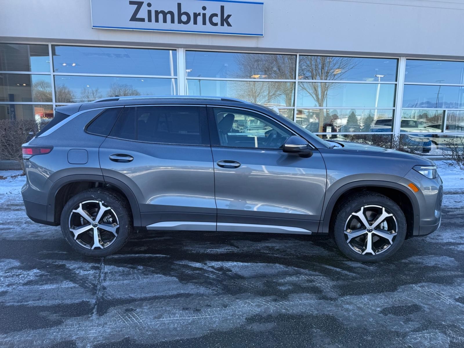 Volkswagen Tiguan Vehicle Image 02