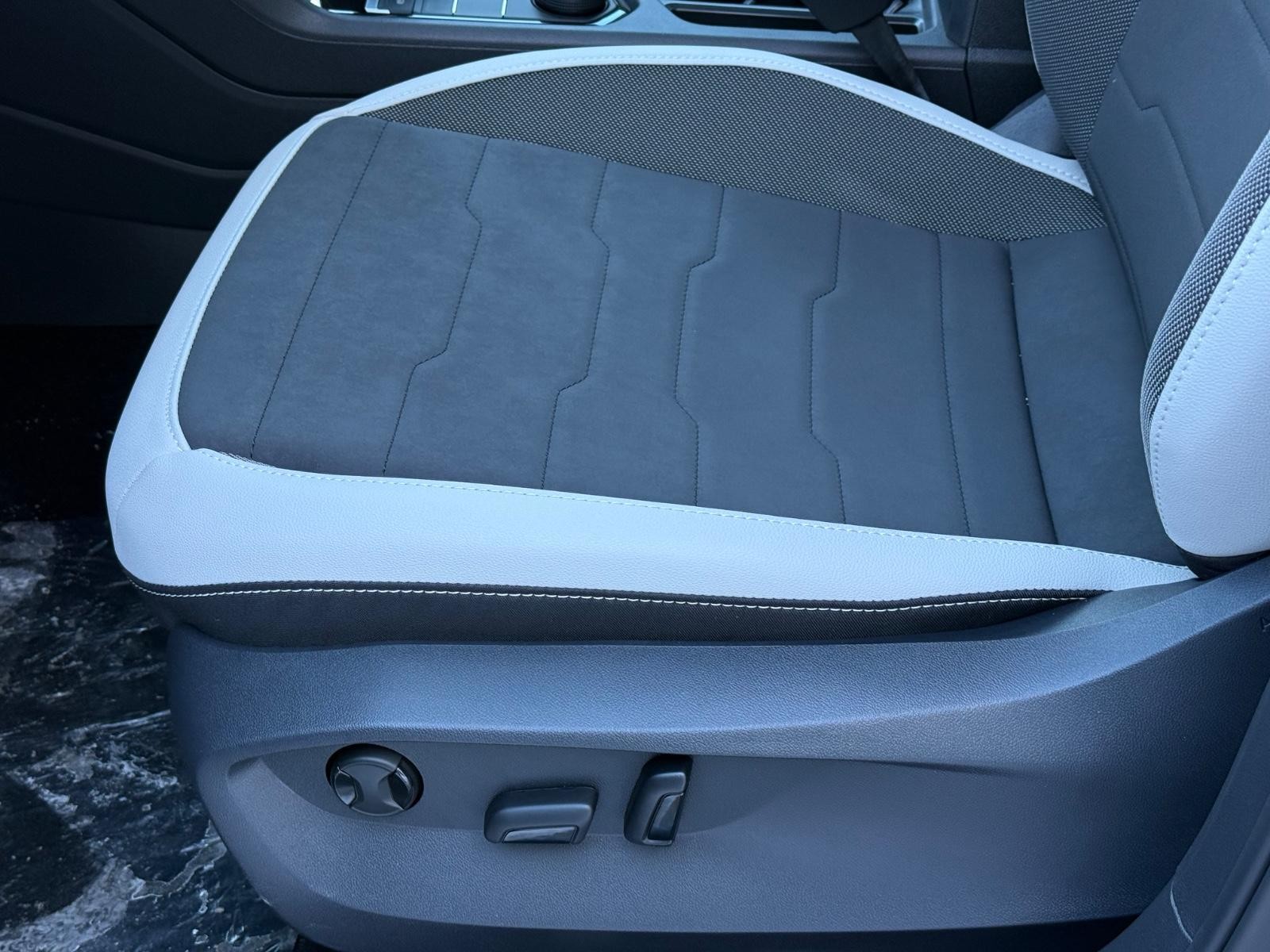 Volkswagen Taos Vehicle Image 16