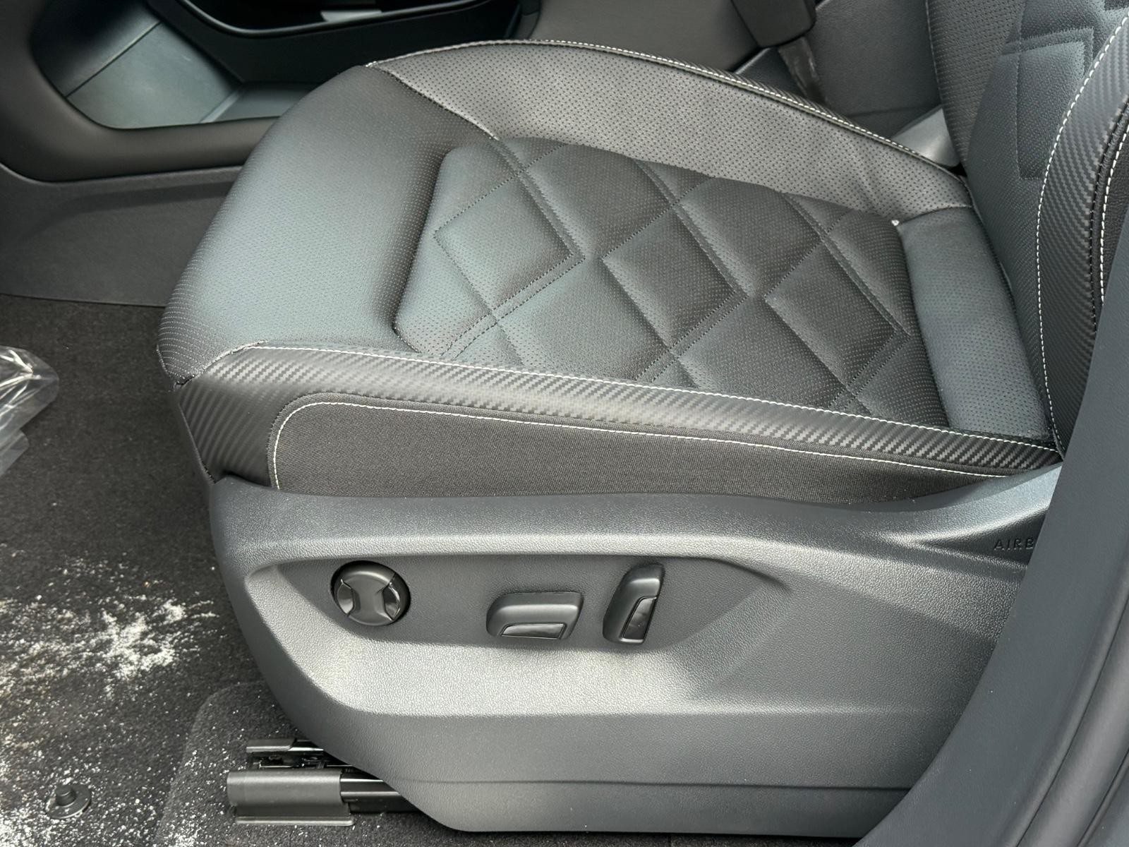 Volkswagen Atlas Cross Sport Vehicle Image 16