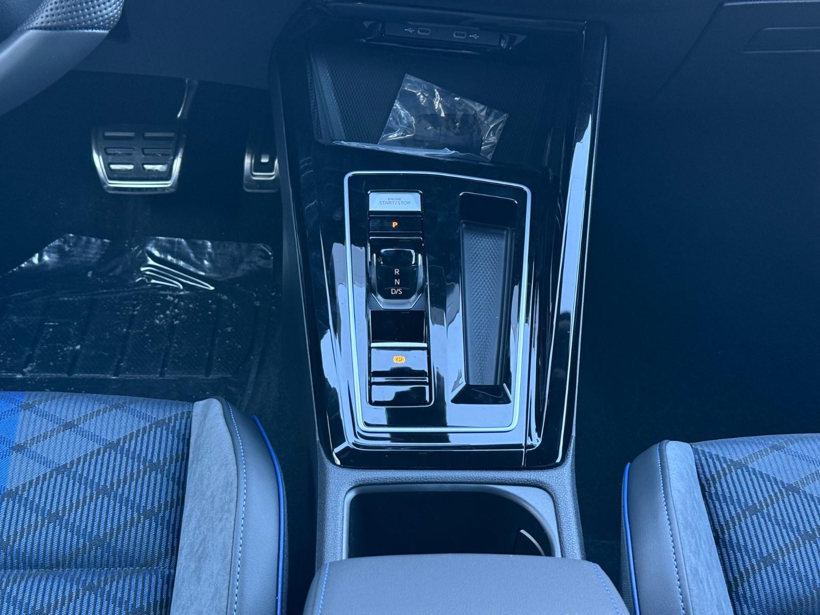 Volkswagen Golf R Vehicle Image 08