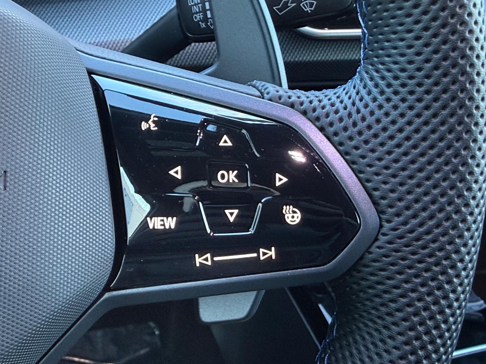 Volkswagen Golf R Vehicle Image 13