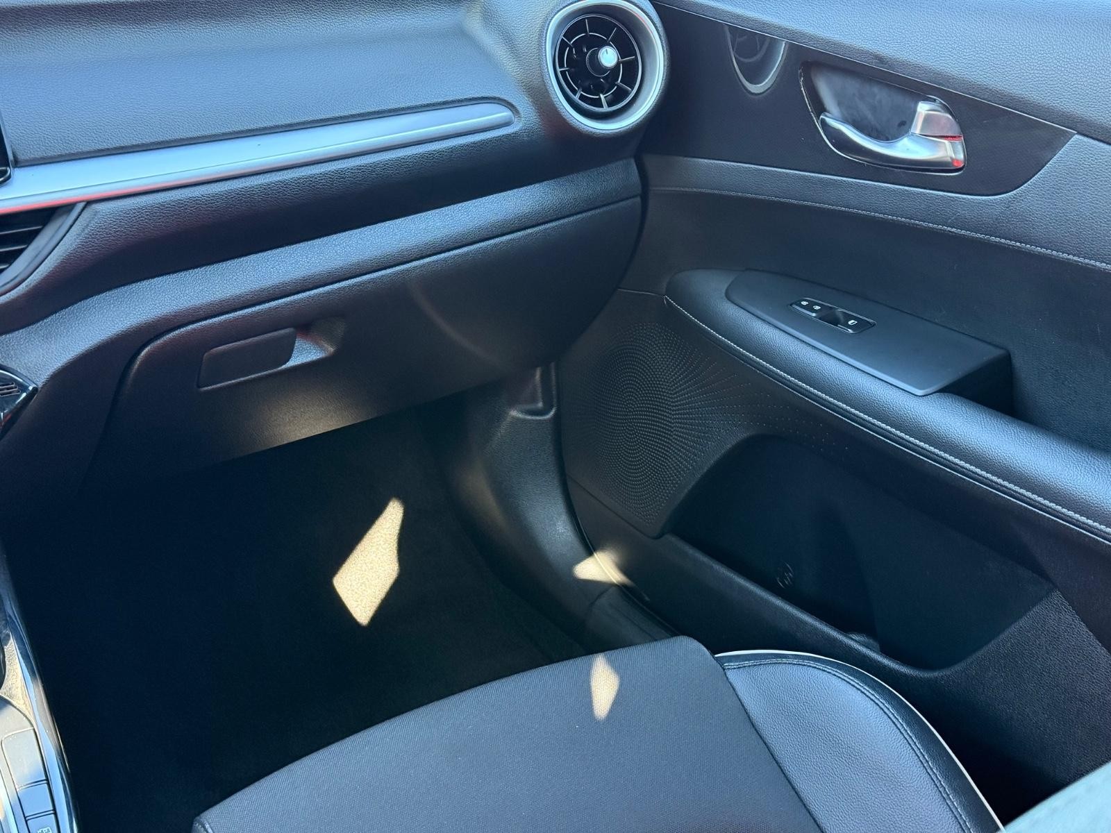 Kia Forte Vehicle Image 16