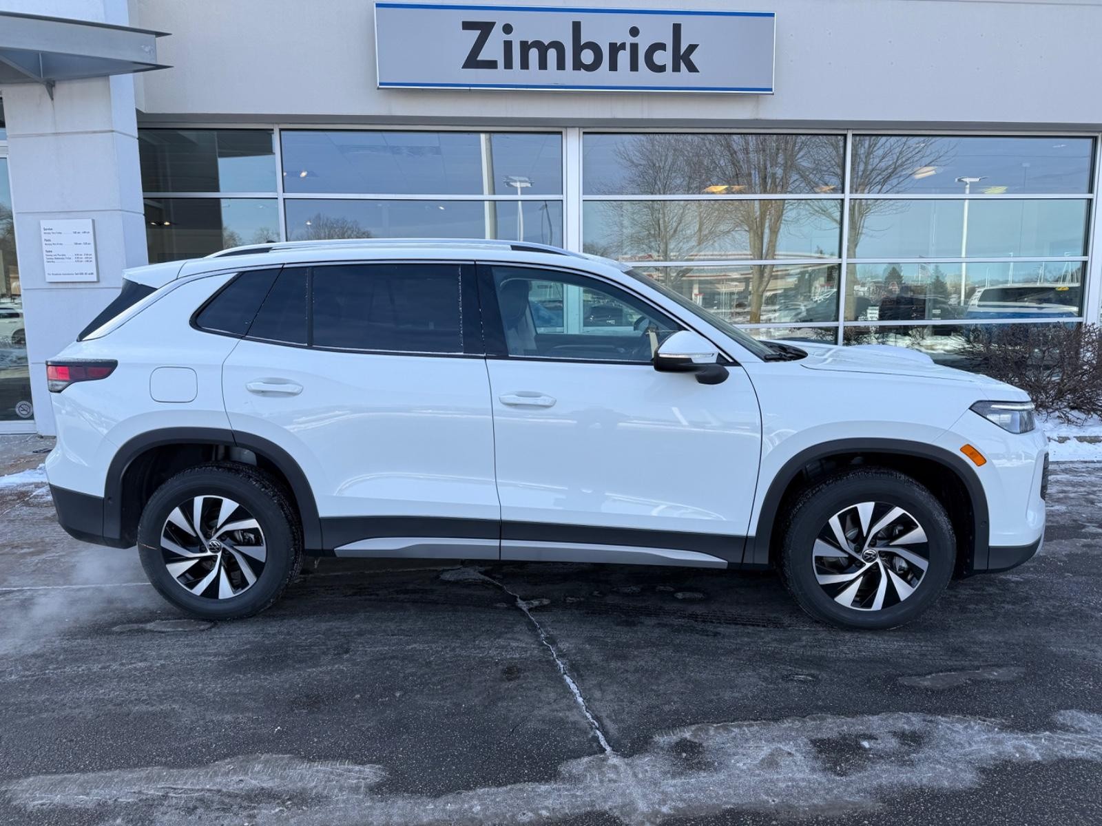 Volkswagen Tiguan Vehicle Image 02