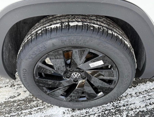 Volkswagen Atlas Cross Sport Vehicle Image 03