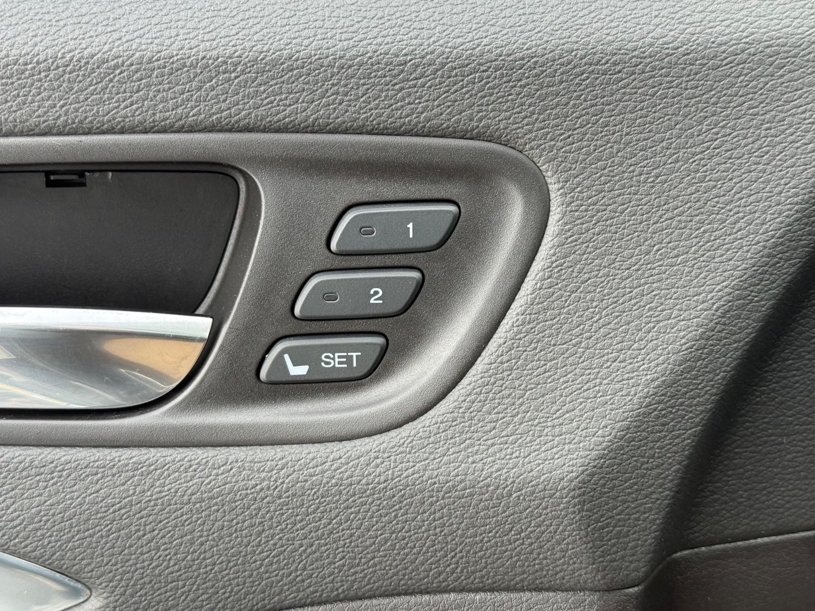 Acura MDX Vehicle Image 16