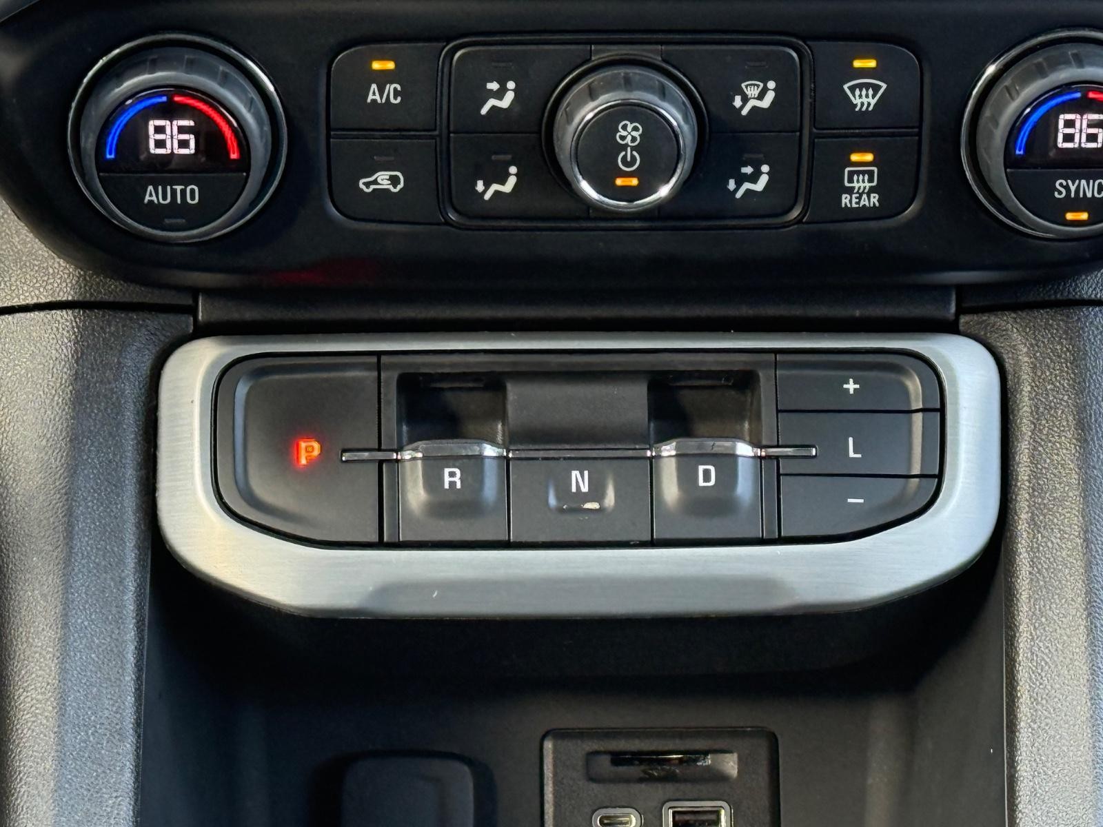 GMC Acadia Vehicle Image 12