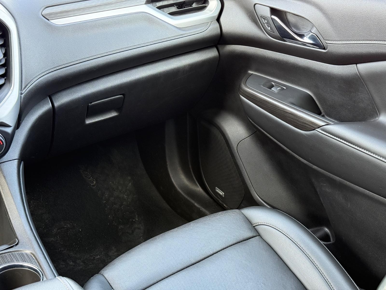 GMC Acadia Vehicle Image 14