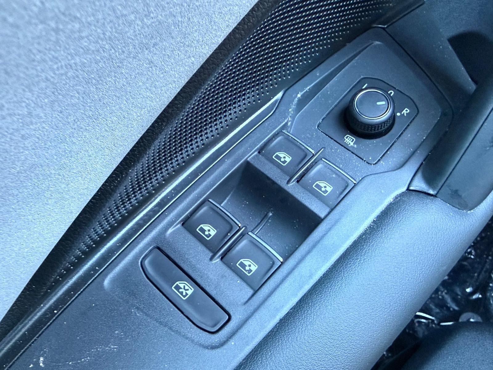 Volkswagen Tiguan Vehicle Image 16