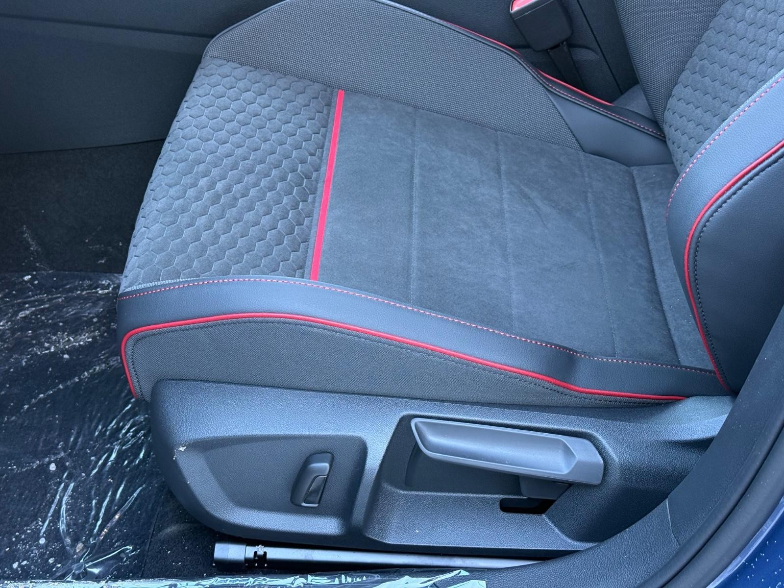 Volkswagen Golf GTI Vehicle Image 17