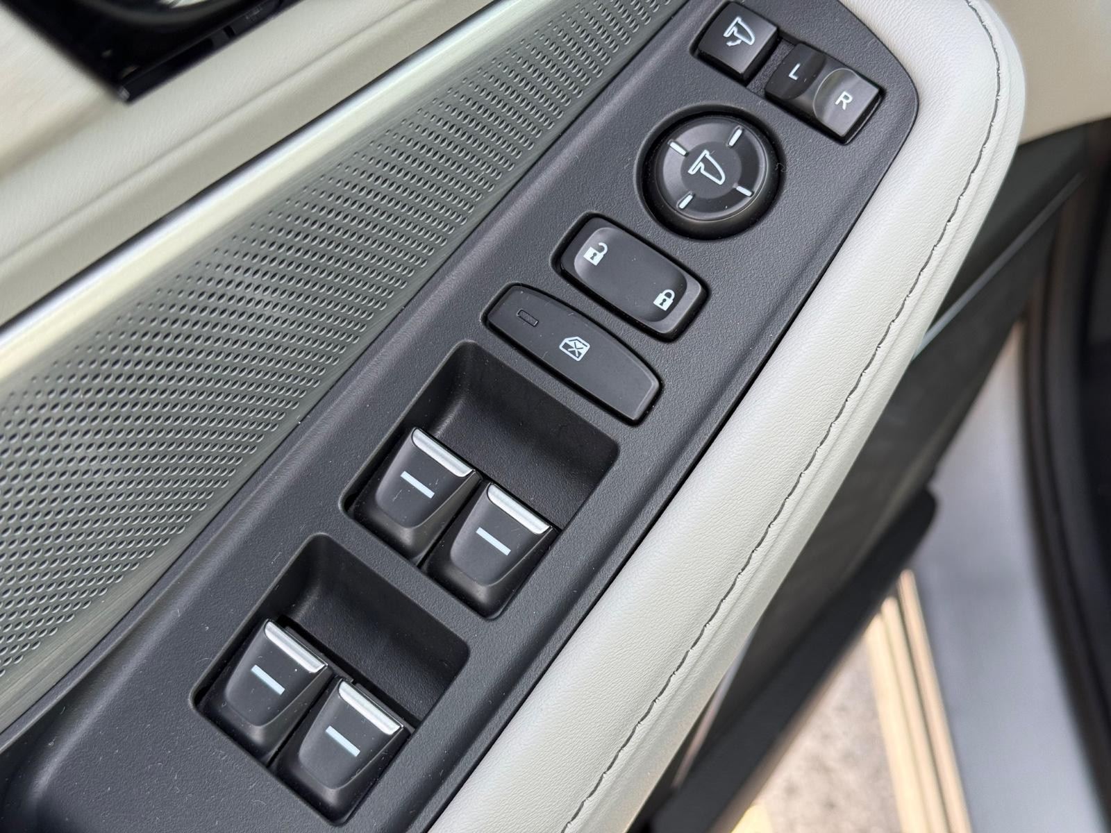 Acura MDX Vehicle Image 21