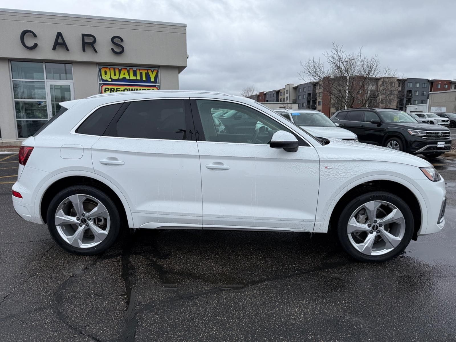 Audi Q5 Vehicle Full-screen Gallery Image 02