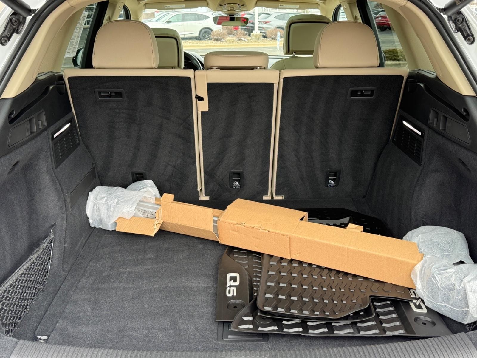 Audi Q5 Vehicle Full-screen Gallery Image 05