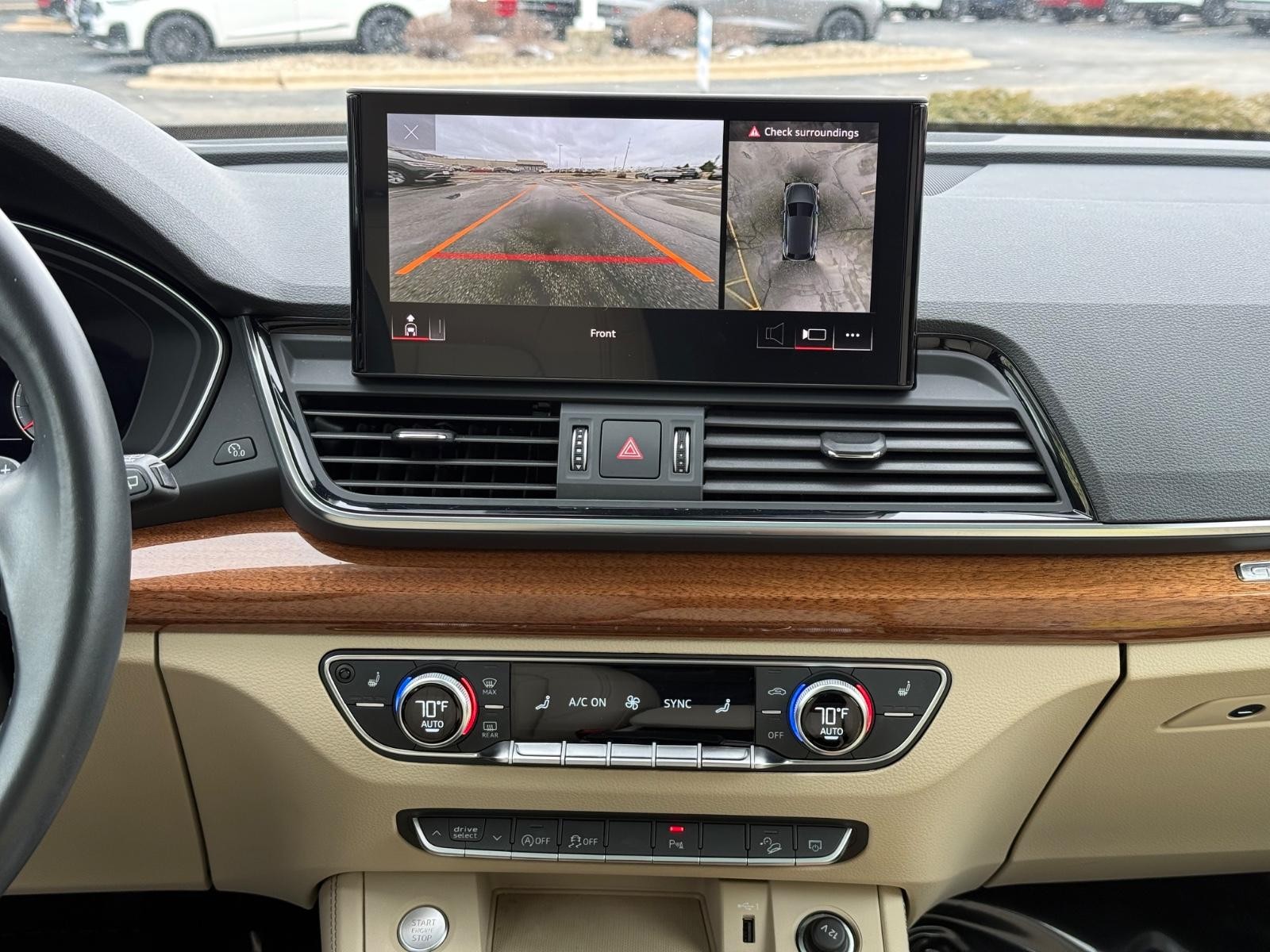 Audi Q5 Vehicle Full-screen Gallery Image 12