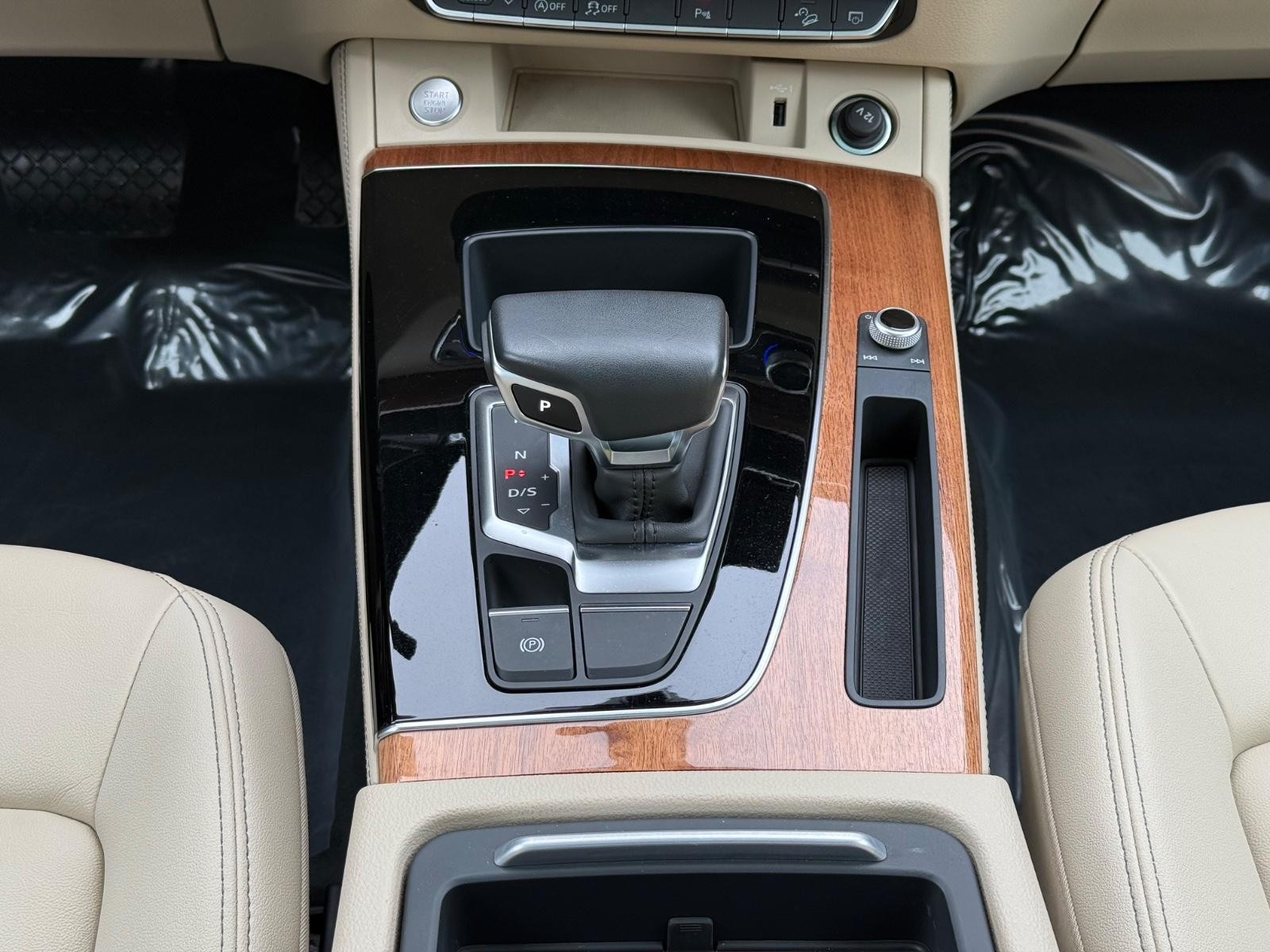 Audi Q5 Vehicle Full-screen Gallery Image 13