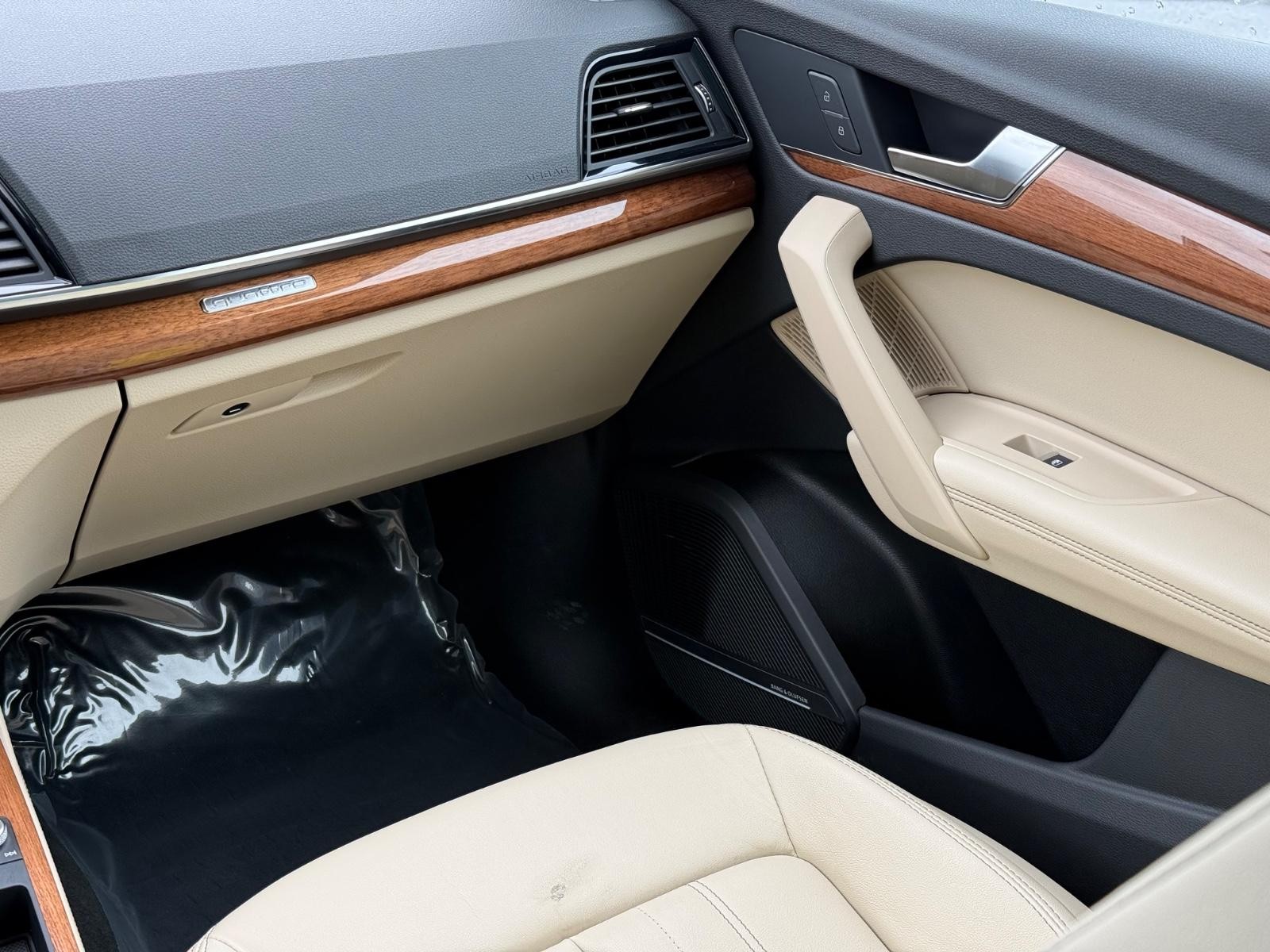 Audi Q5 Vehicle Full-screen Gallery Image 15